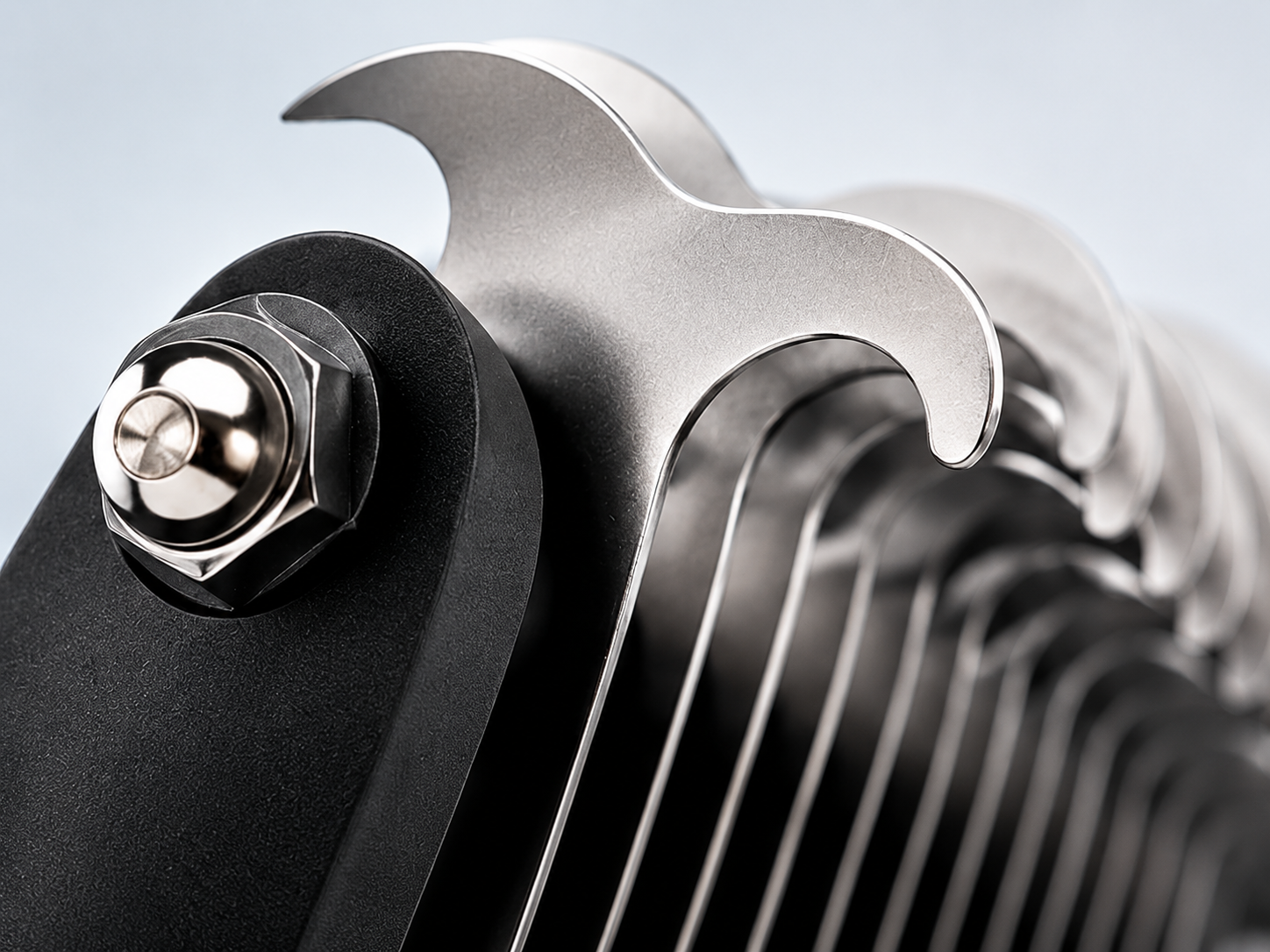 Rounded-teeth de-shedding brush close-up